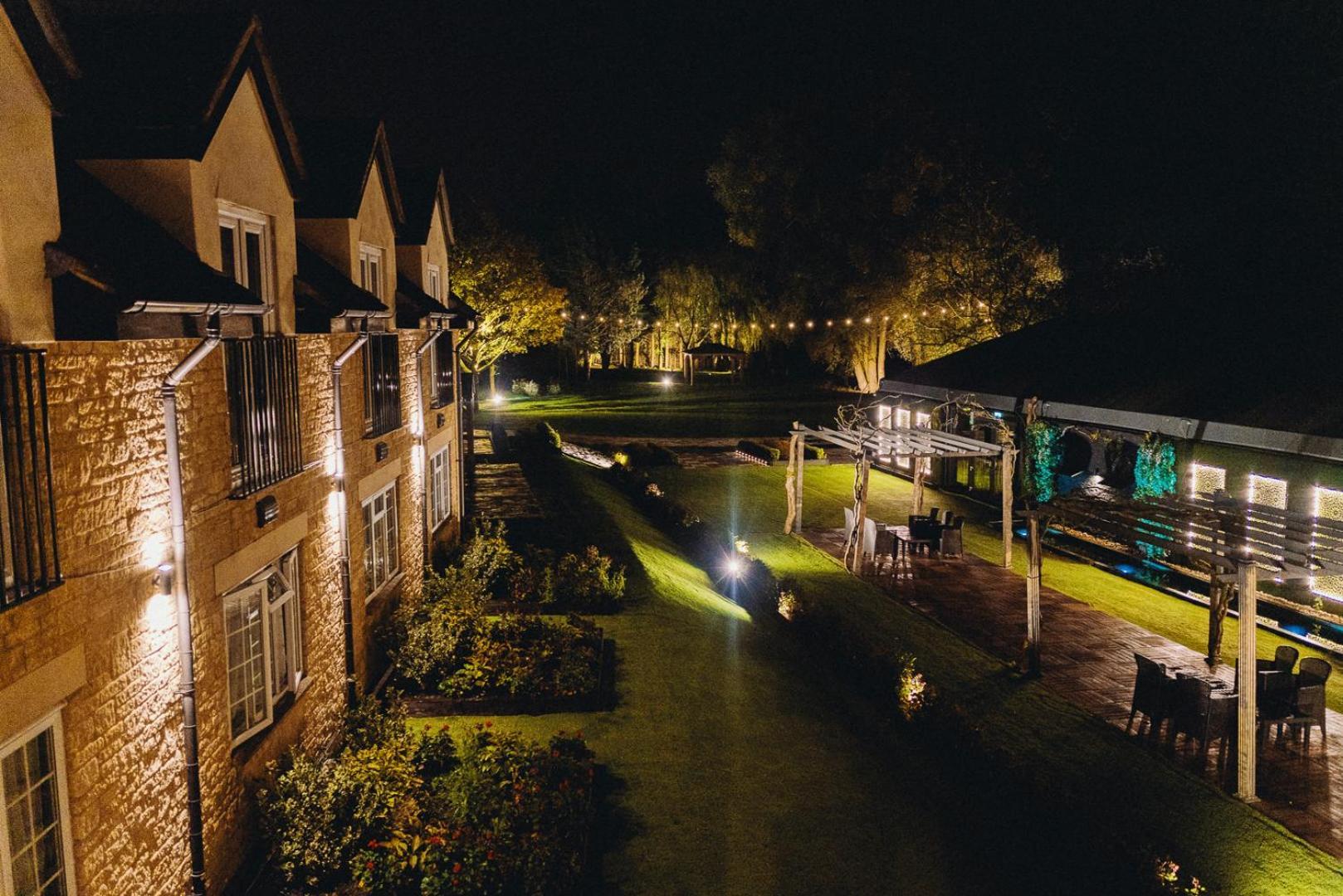 ביסטר The Chesterton Hotel מראה חיצוני תמונה