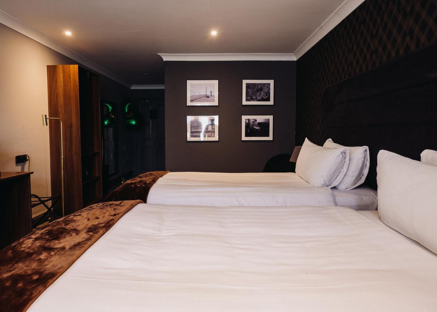 ביסטר The Chesterton Hotel מראה חיצוני תמונה