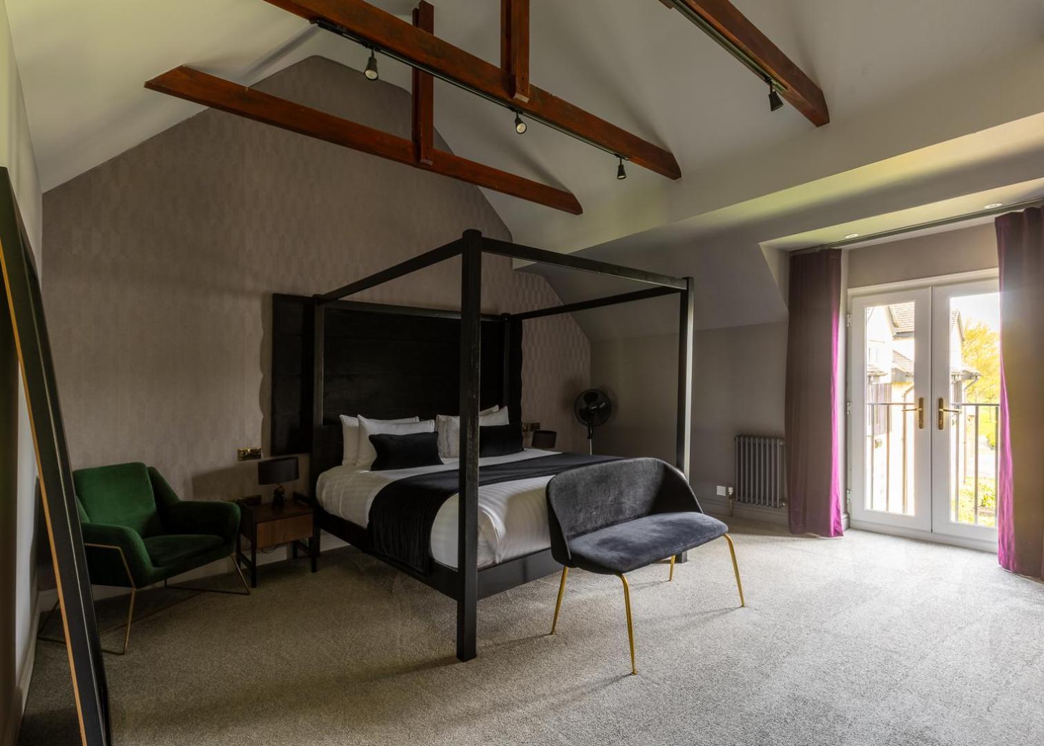 ביסטר The Chesterton Hotel מראה חיצוני תמונה
